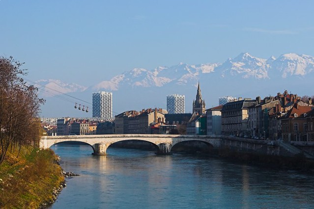 Explorez Grenoble à Bord de Notre VTC !