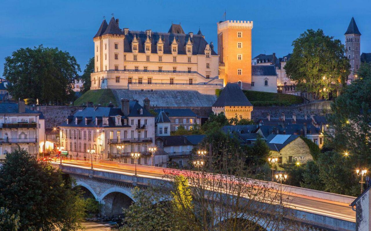 AC BEARN TAXI 64 vous conduit à Lons, au cœur du Béarn !