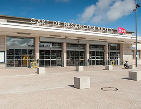 Entrée moderne de la gare de Besançon Viotte, point de départ pour vos voyages en train.