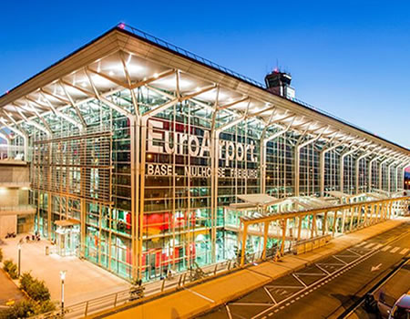 Vue extérieure du terminal de l aéroport de Bâle-Mulhouse, un hub international desservant la région.