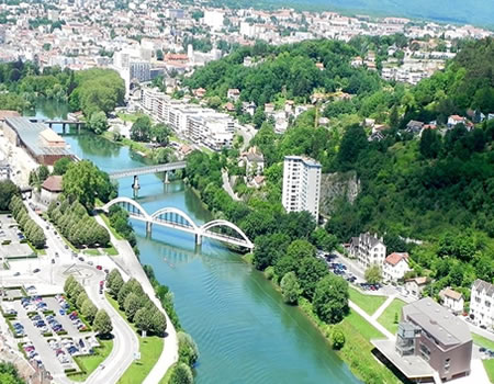 Vue panoramique de Besançon, capturant l architecture historique et la rivière Doubs qui serpente à travers la ville.