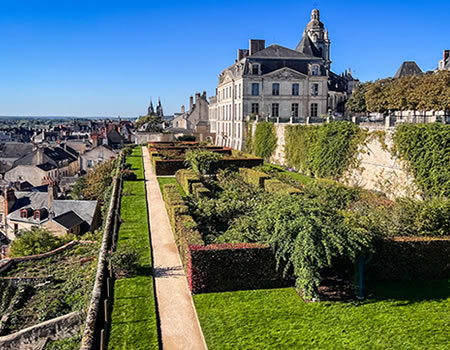 Visitez Blois, explorez ses ruelles pleines de charme.