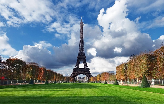Explorez Paris facilement grâce à nos transferts privés et confortables.