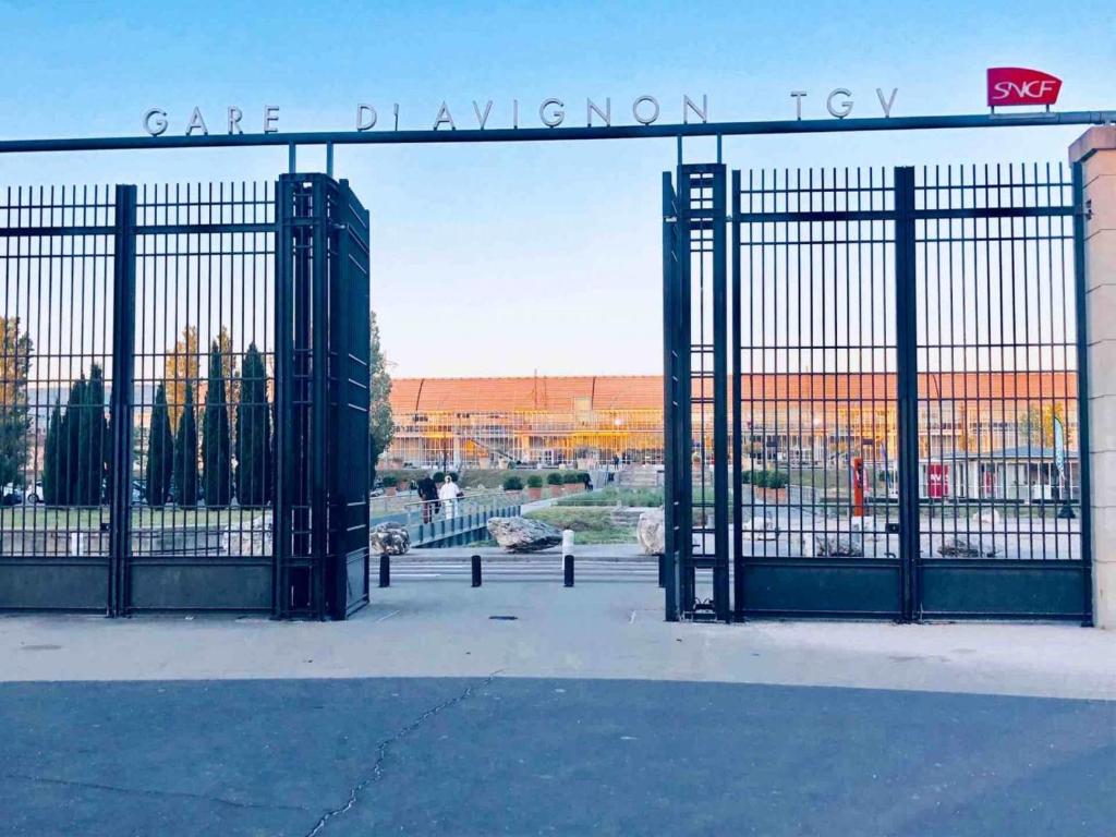 Transfert rapide et sécurisé vers la Gare TGV Avignon.