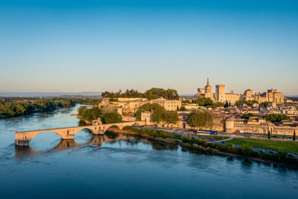 Chauffeur privé VTC disponible pour tous vos trajets à Avignon.