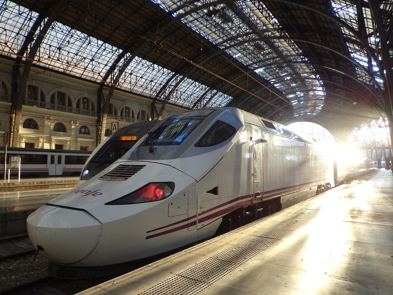 Gare moderne desservant Mulhouse et grandes villes françaises.