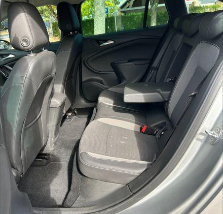 Un intérieur spacieux, élégant et parfaitement entretenu pour votre confort.
