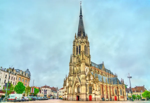 Explorez Tourcoing facilement avec notre taxi, confort et rapidité garantis.