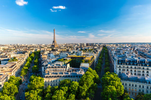 Explorez Paris avec MAXI CAB, votre chauffeur privé haut de gamme