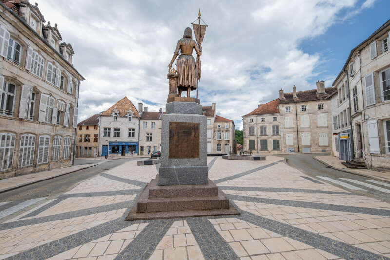 Voyagez sereinement depuis Neufchâteau avec notre service taxi