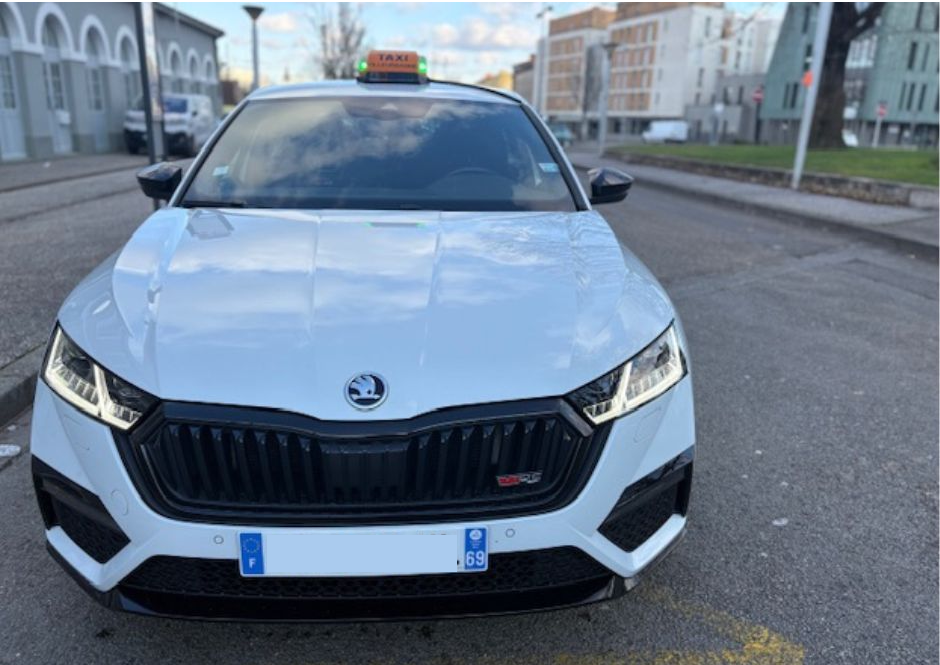 Taxi Skoda moderne prêt pour vos trajets à Givors.