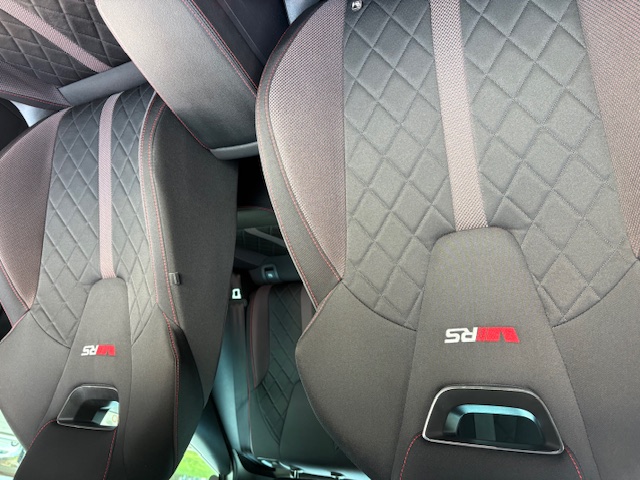 Voiture spacieuse idéale pour vos déplacements en toute tranquillité.