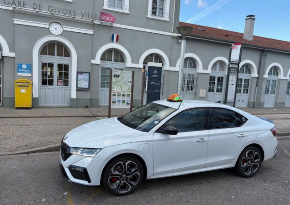 Taxi moderne adapté pour vos transferts vers gares et aéroports.