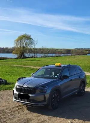 Chauffeur fiable véhicule récent disponibilité totale pour déplacements privés professionnels