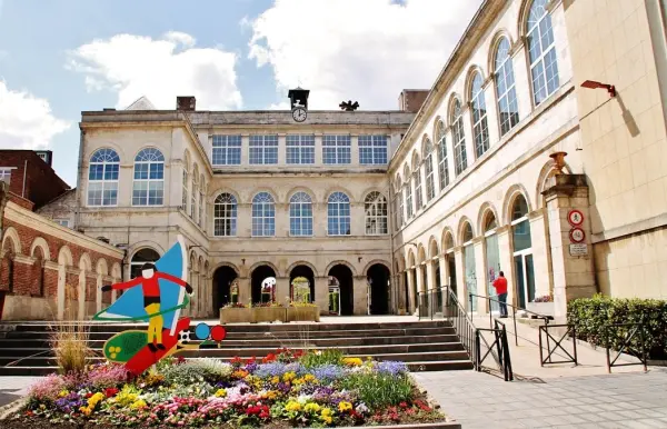 Visitez Hazebrouck en toute sérénité avec un chauffeur professionnel.