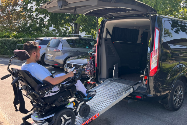 Taxi TPMR adapté pour personnes à mobilité réduite