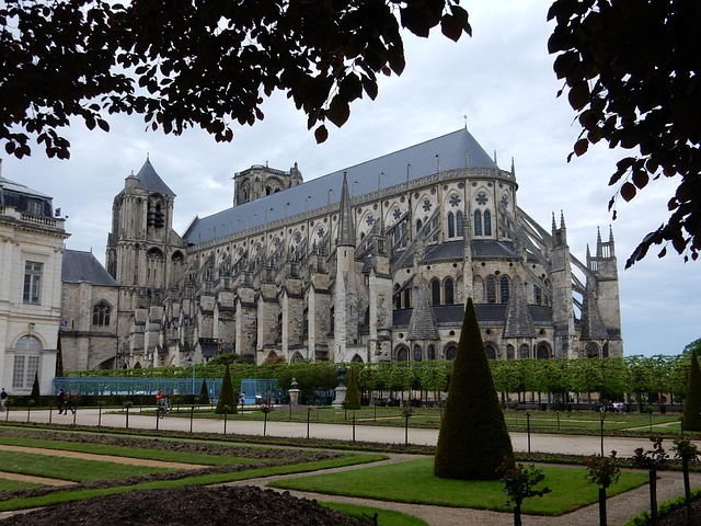 Visitez Bourges facilement avec RESERVER TAXI BOURGES